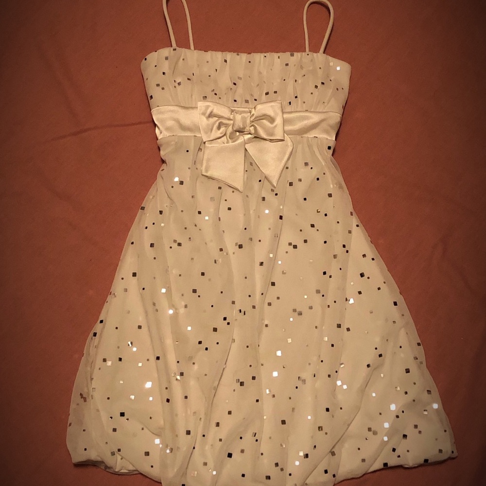 🎁✈️😊Shimmering Silver & White, Juniors Dress, by Deb